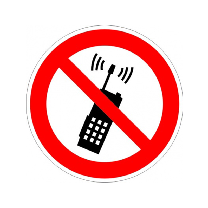 Знак Р18. "Запрещается пользоваться мобильным(сотовым) телефоном или переносной рацией"